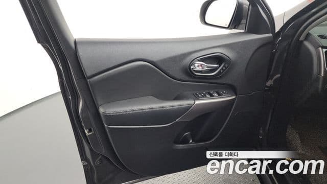 Jeep Cherokee 2021 — Photo 6/36