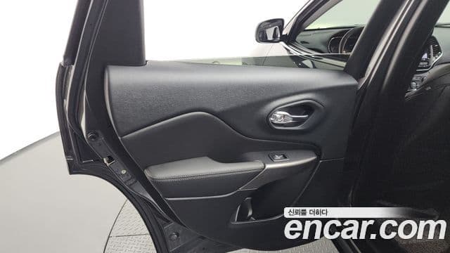 Jeep Cherokee 2021 — Photo 27/36