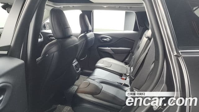 Jeep Cherokee 2021 — Photo 31/36