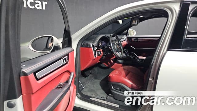 Porsche Cayenne 2022 — Photo 21/32