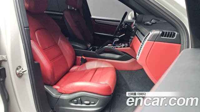 Porsche Cayenne 2022 — Photo 31/32