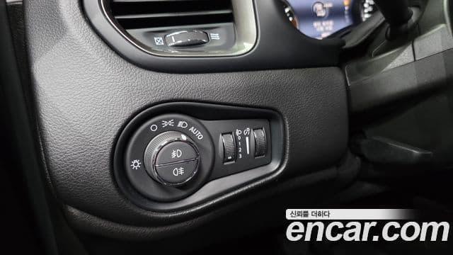 Jeep Renegade 2023 — ფოტო 17/20