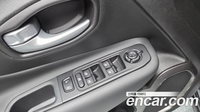 Jeep Renegade 2023 — ფოტო 18/20