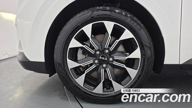 Kia Carnival 2023 — ფოტო 5/20