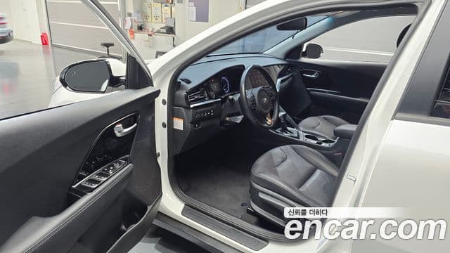 Kia Niro 2021 — ფოტო 10/20