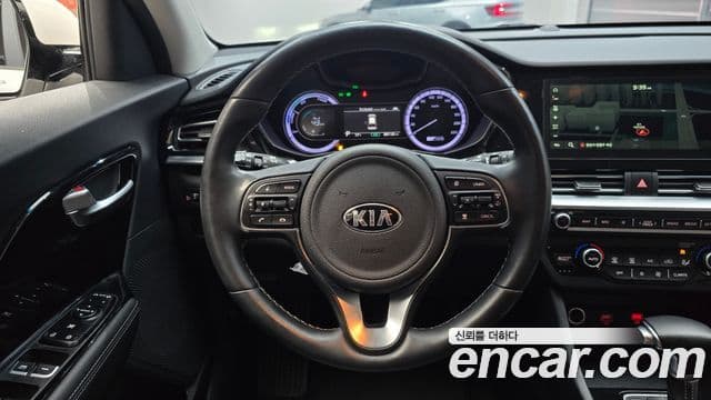 Kia Niro 2021 — ფოტო 13/20