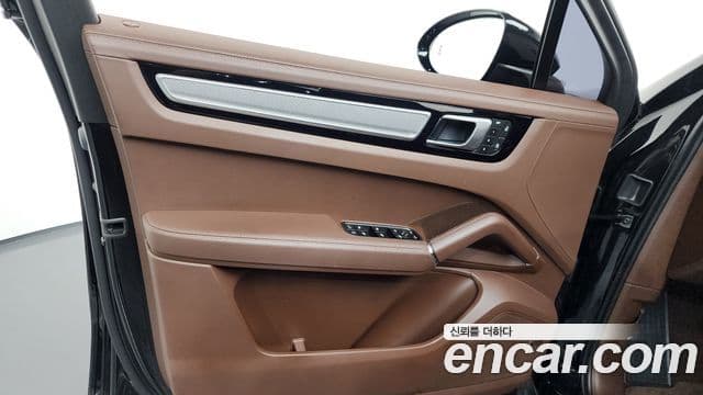 Porsche Cayenne 2023 — Photo 16/34