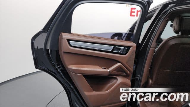 Porsche Cayenne 2023 — Photo 19/34