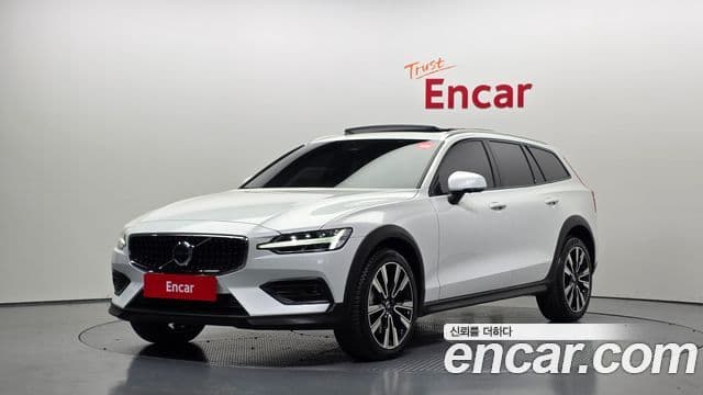 Volvo V60 Cross Country 2023 — ფოტო 1/20