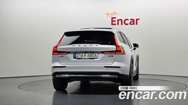 Volvo V60 Cross Country 2023 — ფოტო 4/20