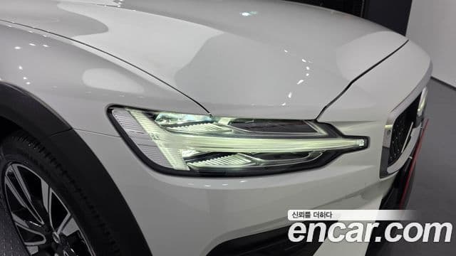 Volvo V60 Cross Country 2023 — Photo 23/36