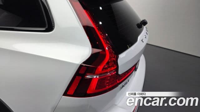 Volvo V60 Cross Country 2023 — Photo 24/36