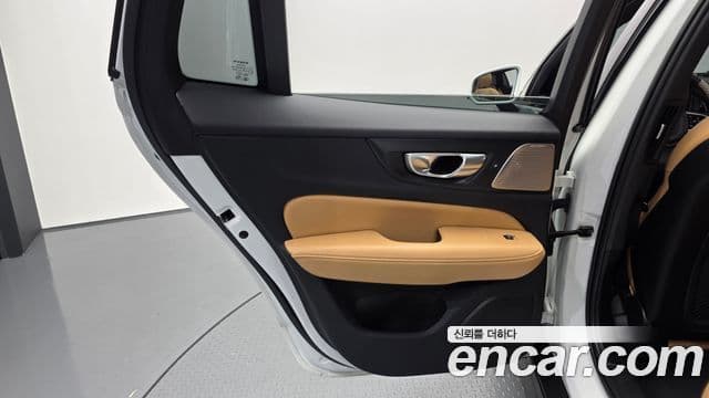 Volvo V60 Cross Country 2023 — Photo 28/36