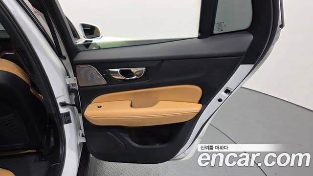 Volvo V60 Cross Country 2023 — Photo 29/36