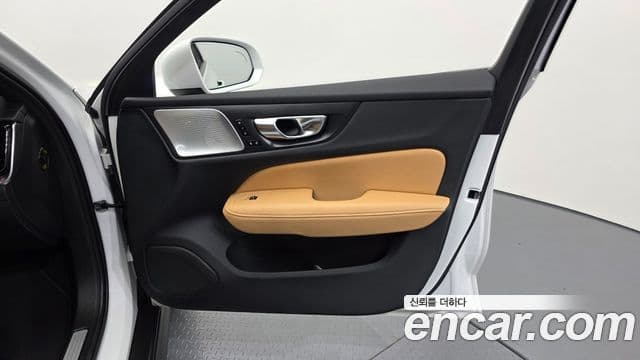 Volvo V60 Cross Country 2023 — Photo 27/36