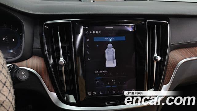 Volvo V60 Cross Country 2023 — Photo 18/36