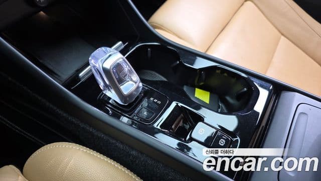 Volvo XC40 2021 — Şəkil 9/20