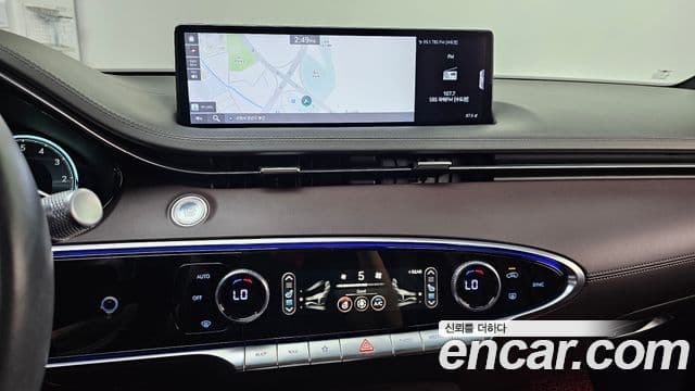 Genesis GV70 2021 — ფოტო 14/20