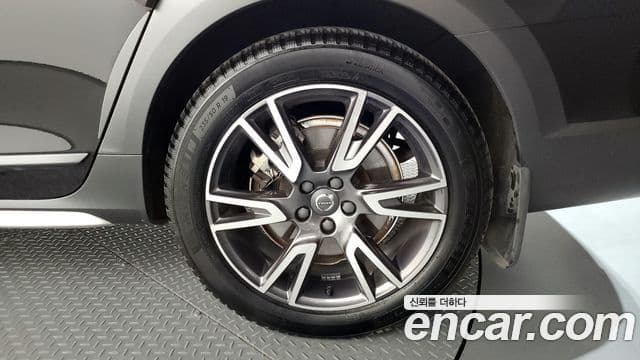 Volvo V90 Cross Country 2018 — Photo 2/32