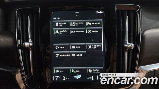 Volvo V90 Cross Country 2018 — Photo 7/32