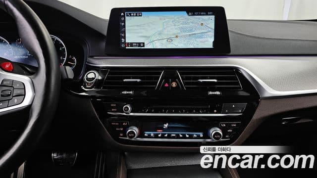 BMW 5 Series 2018 — Şəkil 18/20