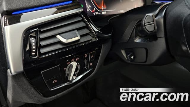 BMW 5 Series 2023 — ფოტო 33/34