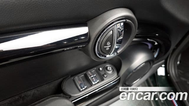 Mini Cooper S Convertible 2023 — ფოტო 31/34