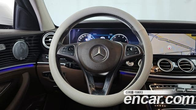 Mercedes-Benz E-Class 2018 — ფოტო 13/20