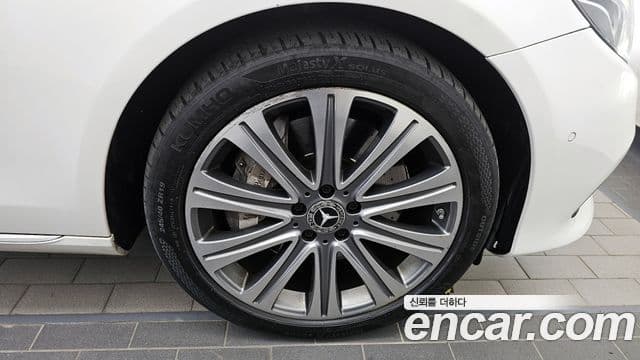 Mercedes-Benz E-Class 2018 — Photo 22/33