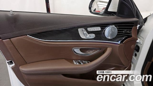 Mercedes-Benz E-Class 2018 — Photo 28/33