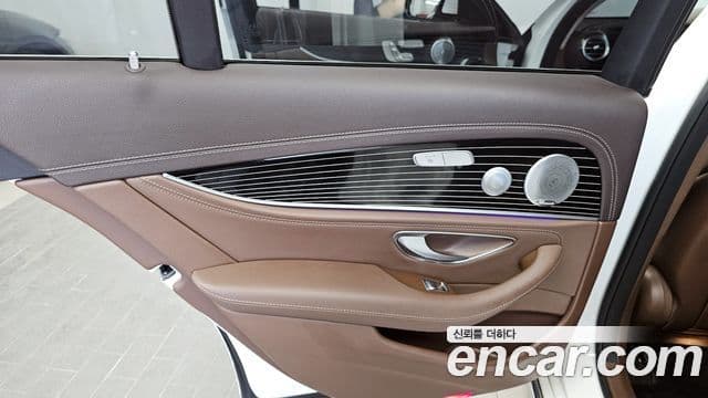 Mercedes-Benz E-Class 2018 — Photo 31/33