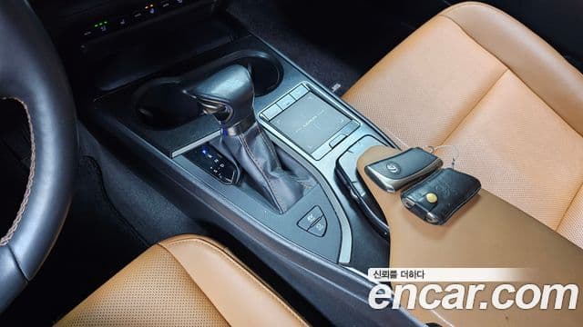 Lexus UX250h 2020 — Photo 16/20