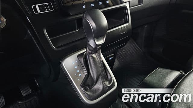 Hyundai Staria 2022 — ფოტო 9/20