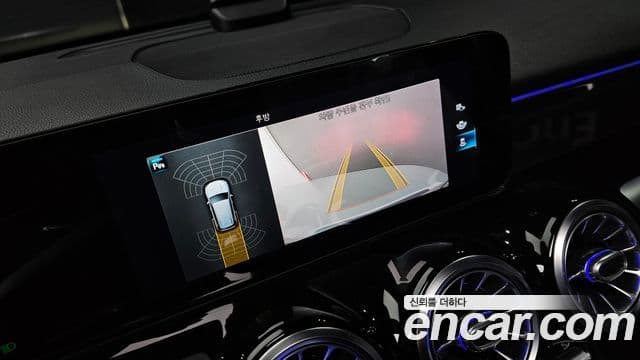 Mercedes-Benz GLB-Class 2021 — ფოტო 15/20