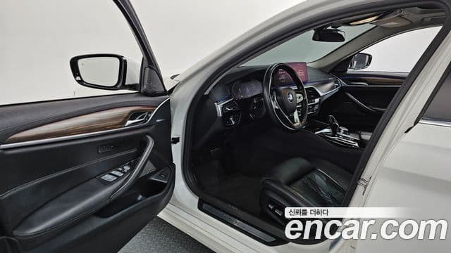 BMW 5 Series 2022 — Photo 10/36