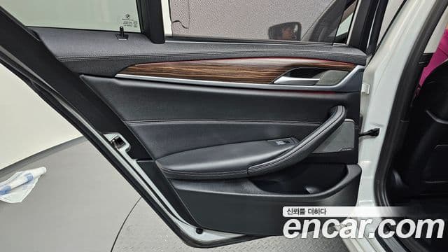 BMW 5 Series 2022 — Photo 36/36