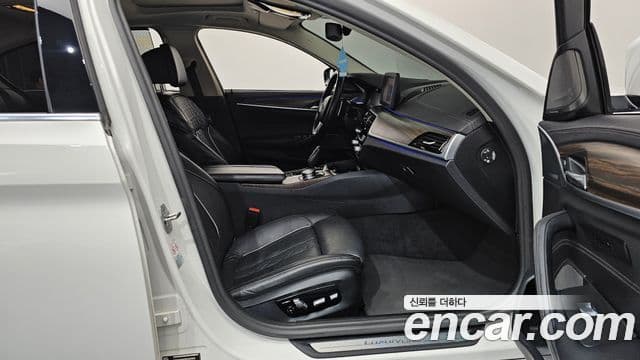 BMW 5 Series 2022 — Photo 27/36
