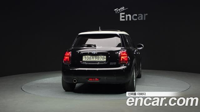 Mini Cooper 2020 — ფოტო 25/31