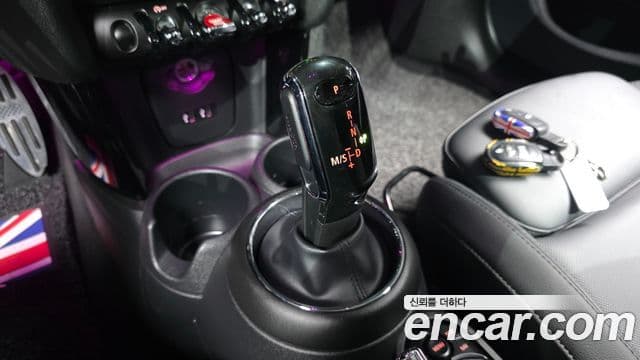 Mini Cooper 2020 — ფოტო 19/31