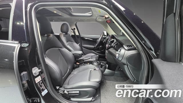 Mini Cooper 2020 — ფოტო 15/31