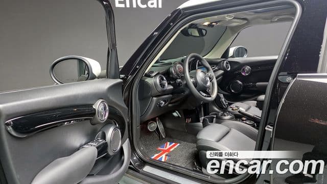 Mini Cooper 2020 — ფოტო 21/31
