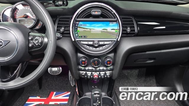 Mini Cooper 2020 — ფოტო 30/31