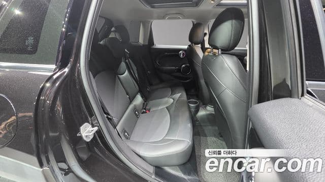 Mini Cooper 2020 — ფოტო 17/31