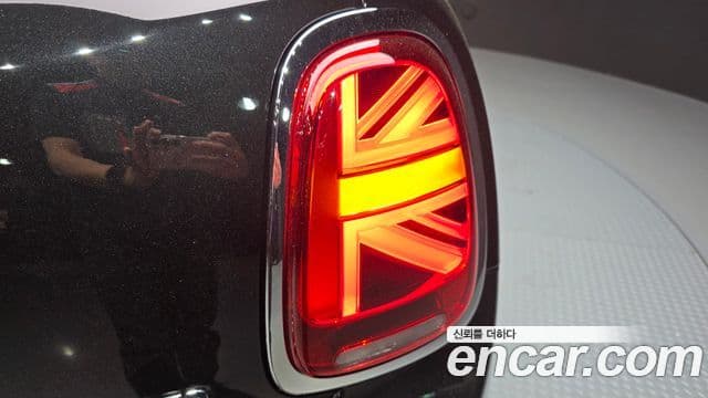 Mini Cooper 2020 — ფოტო 31/31