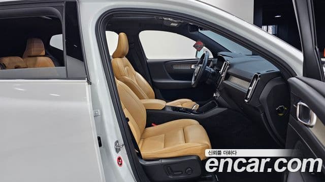 Volvo XC40 2019 — Şəkil 11/20