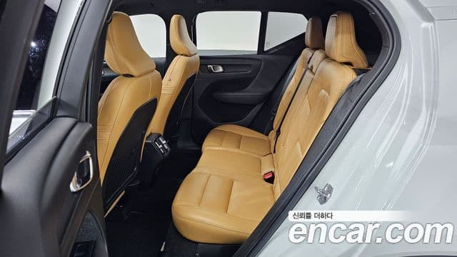 Volvo XC40 2019 — Şəkil 12/20