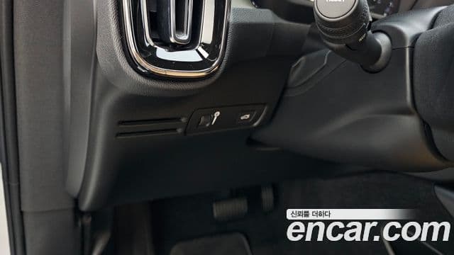 Volvo XC40 2019 — Şəkil 16/20