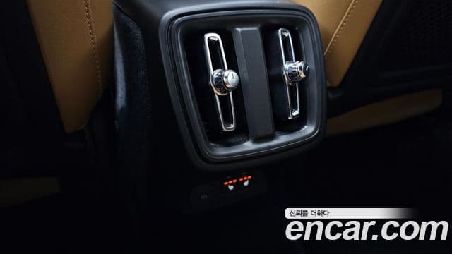 Volvo XC40 2019 — Şəkil 18/20