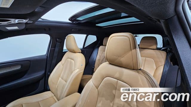 Volvo XC40 2019 — Şəkil 19/20