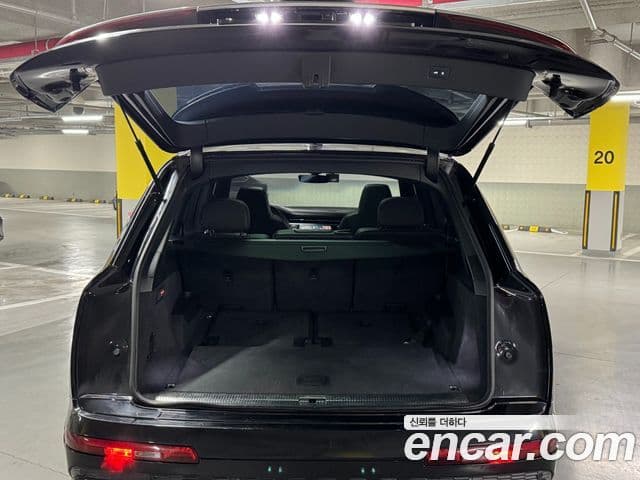 Audi Q7 2021 — ფოტო 16/20